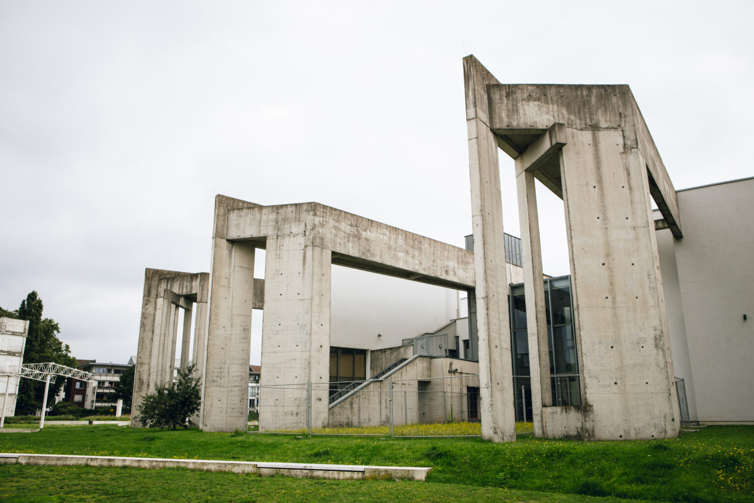Außenansicht der Synagoge am Springwall mit ihren Betonpfeilern