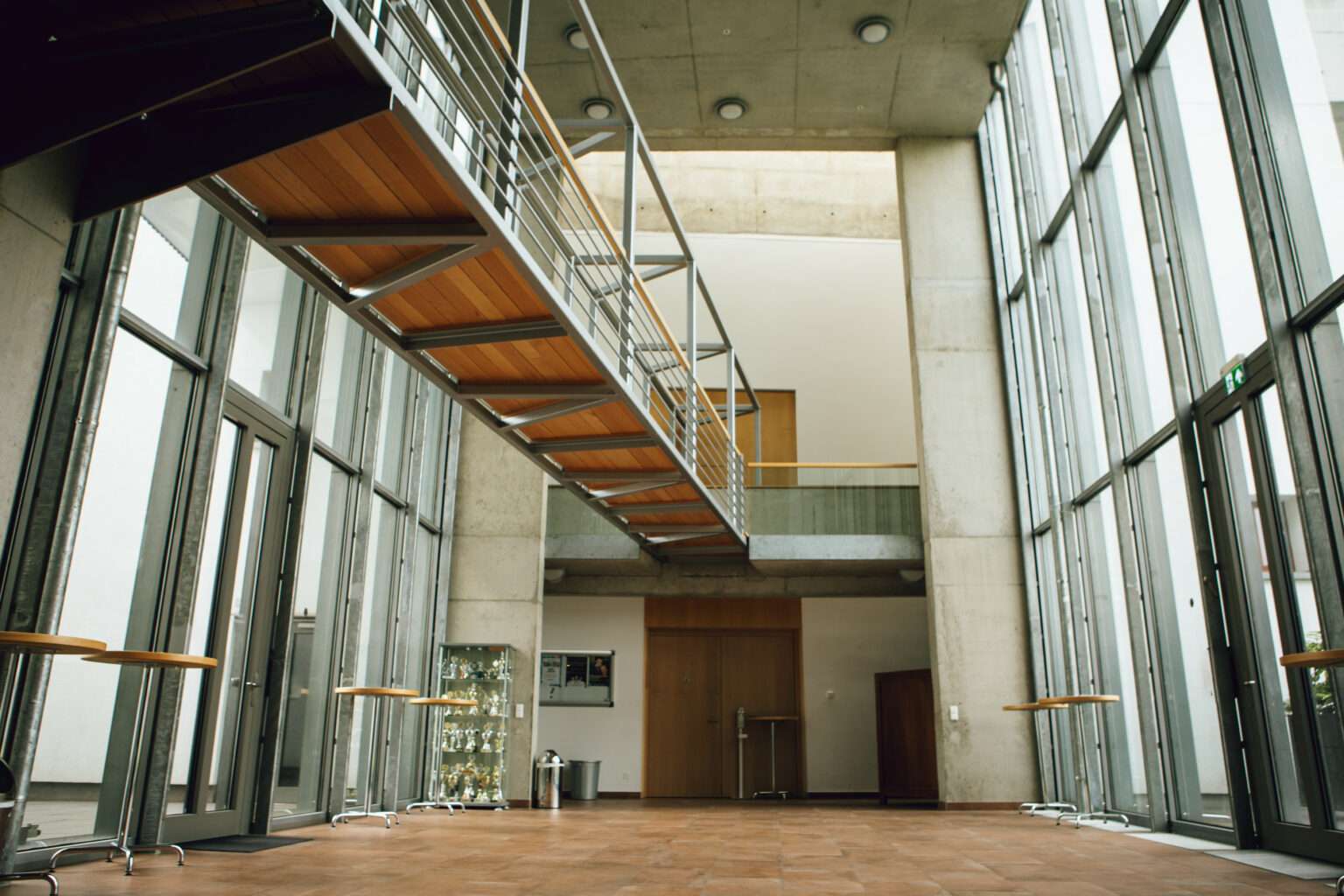 Foyer des Gemeindezentrums mit umlaufender Glasfassade
